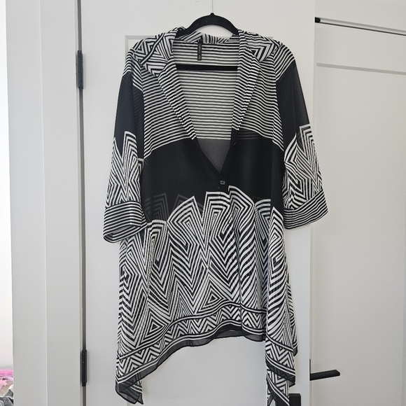 I.C BY CONNIE K Flowy Button Up Top - Picture 1 of 3